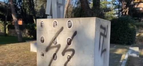 Svastica e simbolo SS su monumento dedicato a resistenza partigiana